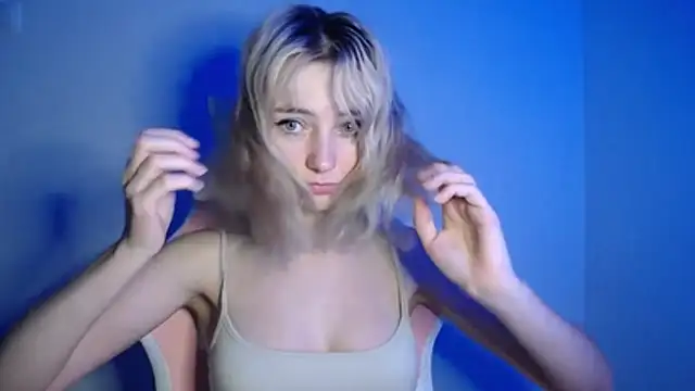Snapshot of LuciaYoung chatting on July 28, 6:53 pm LuciaYoung online show from July 28, 6:53 pm