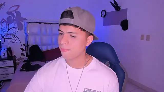 Snapshot of Niicky1_ chatting on January 3, 8:43 pm Niicky1  online show from January 3, 8:43 pm