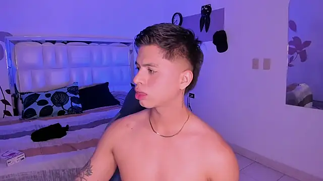 Snapshot of Niicky1_ chatting on March 2, 9:32 pm Niicky1  online show from March 2, 9:32 pm