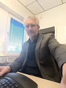 Snapshot of tom-swede chatting on March 25, 4:02 pm tom-swede online show from March 25, 4:02 pm