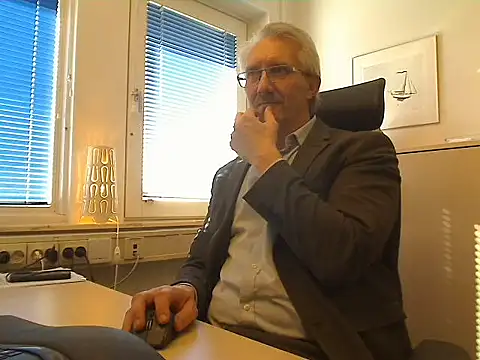 Snapshot of tom-swede chatting on April 9, 2:33 pm tom-swede online show from April 9, 2:33 pm