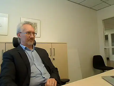 Snapshot of tom-swede chatting on April 13, 3:28 pm tom-swede online show from April 13, 3:28 pm