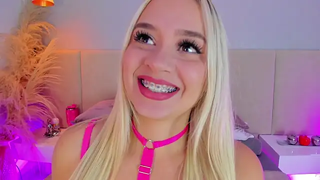 sofia pamela online show from December 3, 7:01 pm