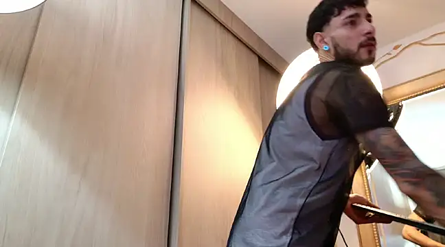 Snapshot of enzo_herrera01 chatting on February 27, 5:45 am enzo herrera01 online show from February 27, 5:45 am