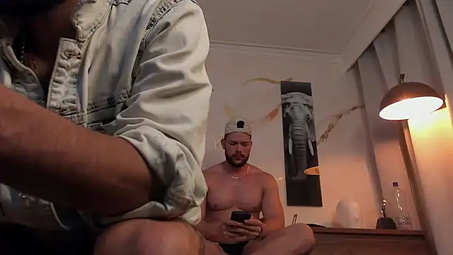 Snapshot of enzo_herrera01 chatting on December 16, 1:43 am enzo herrera01 online show from December 16, 1:43 am