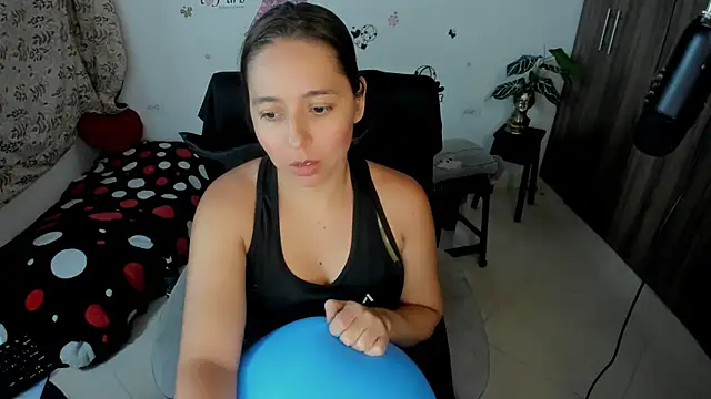 Snapshot of isa_loves_cum chatting on May 6, 4:52 am isa loves cum online show from May 6, 4:52 am
