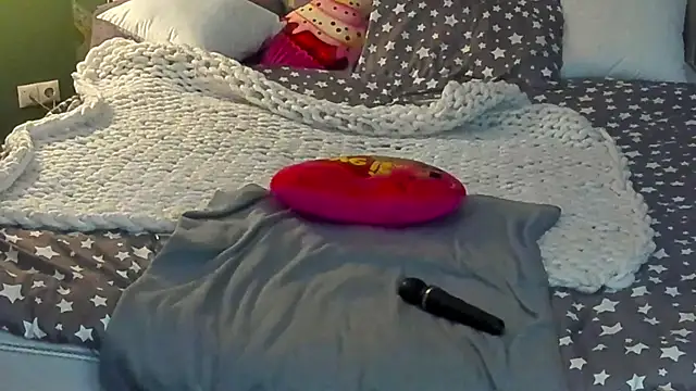 Snapshot of RosieMoons chatting on February 4, 5:10 am RosieMoons online show from February 4, 5:10 am