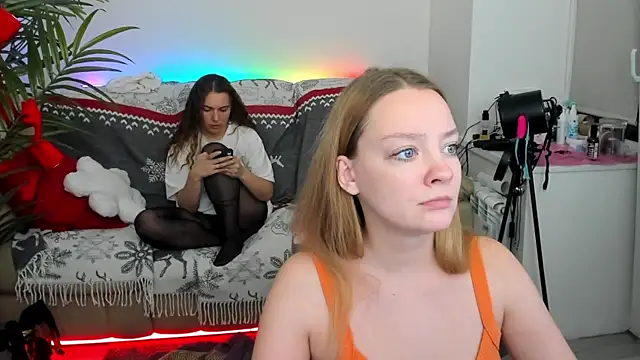 Snapshot of Radiants_two chatting on December 21, 2:52 am Radiants two online show from December 21, 2:52 am