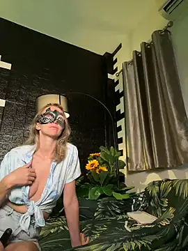 Snapshot of IzanamiTime chatting on December 27, 3:42 am IzanamiTime online show from December 27, 3:42 am