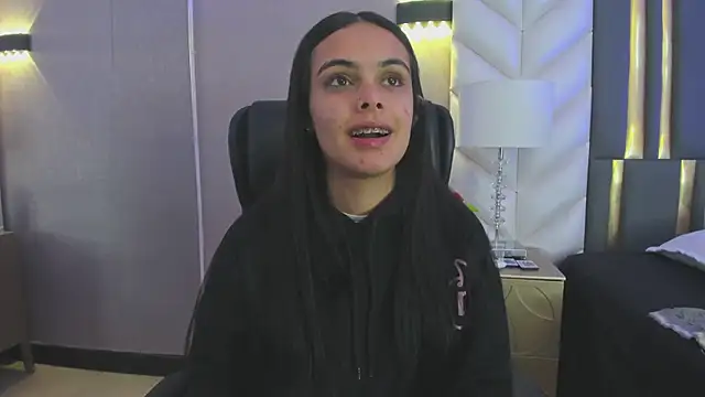 ChloeHarper  online show from February 4, 11:38 am