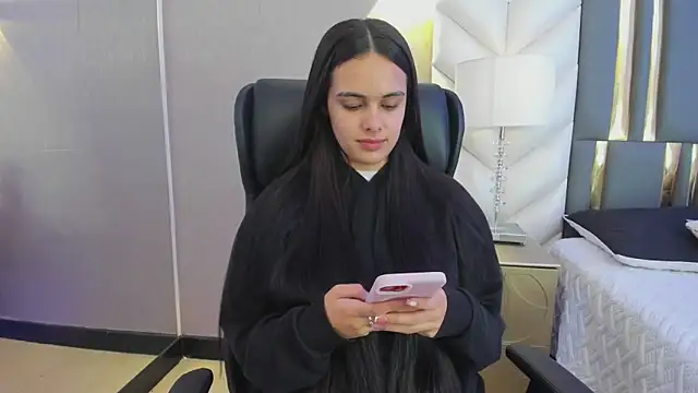 ChloeHarper  online show from June 4, 11:49 am