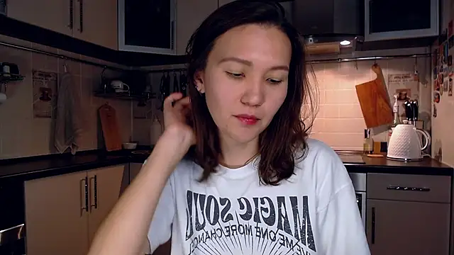 Kelly Yon online show from September 16, 9:38 pm