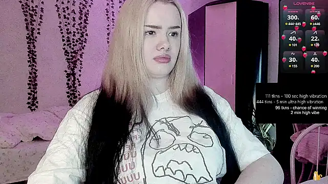 Snapshot of strawberry_elfcat chatting on June 2, 2:35 am strawberry elfcat online show from June 2, 2:35 am