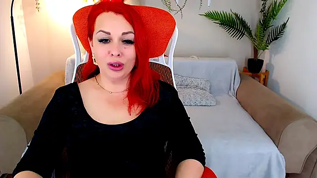 Snapshot of RedHeadBridget chatting on February 21, 11:44 am RedHeadBridget online show from February 21, 11:44 am