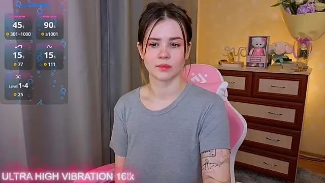 Snapshot of cutie_mili chatting on October 21, 8:15 am cutie mili online show from October 21, 8:15 am