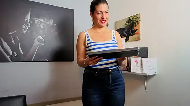 Snapshot of scarlett_moore chatting on May 6, 2:22 pm scarlett moore online show from May 6, 2:22 pm