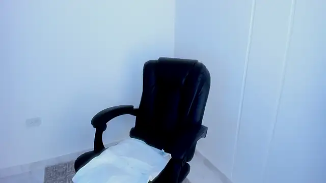 dominique21  online show from March 6, 5:04 am