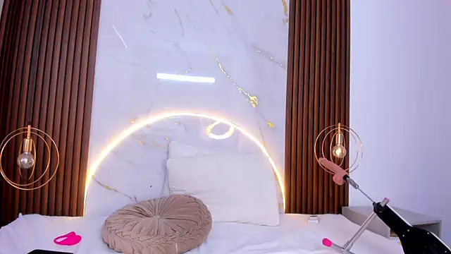 Snapshot of danisaenz_ chatting on December 11, 8:18 pm danisaenz online show from December 11, 8:18 pm