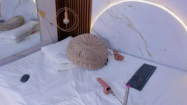 Snapshot of danisaenz_ chatting on December 26, 11:13 pm danisaenz online show from December 26, 11:13 pm