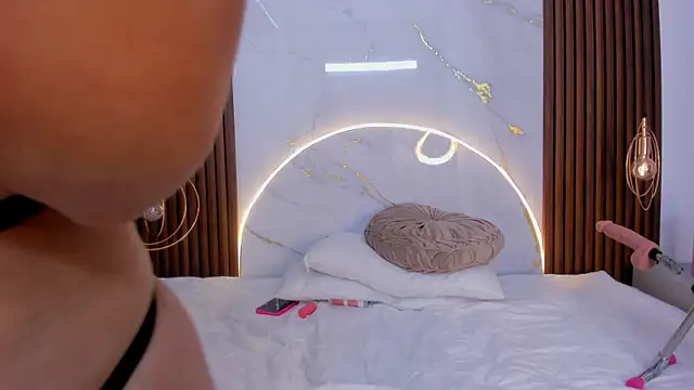 Snapshot of danisaenz_ chatting on December 28, 7:43 pm danisaenz online show from December 28, 7:43 pm