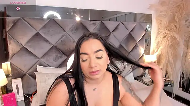 sofhiaa adaams online show from November 18, 9:30 pm