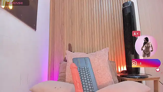 Snapshot of sofhiaa_adaams chatting on July 23, 10:29 pm sofhiaa adaams online show from July 23, 10:29 pm