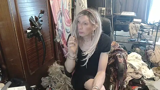 Snapshot of Ombeline1 chatting on May 28, 3:42 pm Ombeline1 online show from May 28, 3:42 pm