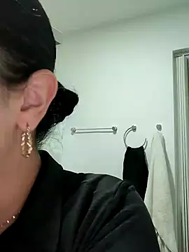 Snapshot of Lia_Hurley chatting on December 11, 12:44 pm Lia Hurley online show from December 11, 12:44 pm