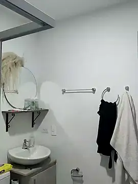 Snapshot of Lia_Hurley chatting on February 10, 2:05 pm Lia Hurley online show from February 10, 2:05 pm