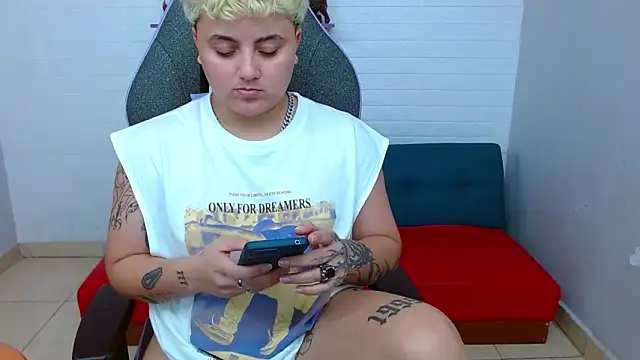 isabeautyx19 online show from December 18, 4:28 pm