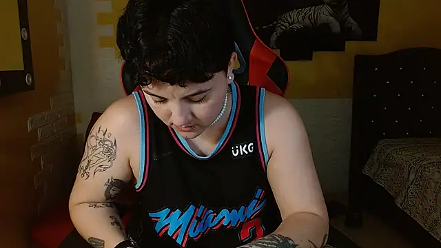 Snapshot of isabeautyx19 chatting on November 19, 1:49 am isabeautyx19 online show from November 19, 1:49 am