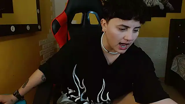 Snapshot of isabeautyx19 chatting on November 20, 2:23 am isabeautyx19 online show from November 20, 2:23 am