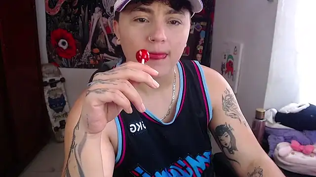 Snapshot of isabeautyx19 chatting on May 5, 2:03 pm isabeautyx19 online show from May 5, 2:03 pm