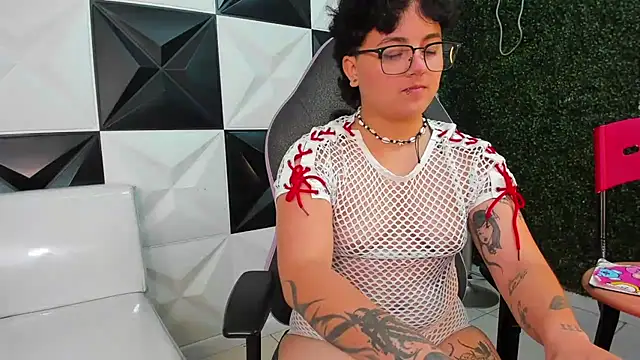 Snapshot of isabeautyx19 chatting on June 6, 2:11 pm isabeautyx19 online show from June 6, 2:11 pm