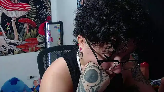 Snapshot of isabeautyx19 chatting on June 25, 2:33 am isabeautyx19 online show from June 25, 2:33 am
