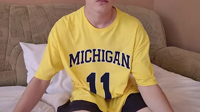 Snapshot of callmenineoneseven chatting on September 9, 9:31 am callmenineoneseven online show from September 9, 9:31 am