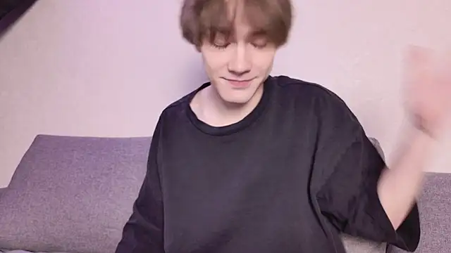 Snapshot of callmenineoneseven chatting on October 18, 12:24 am callmenineoneseven online show from October 18, 12:24 am