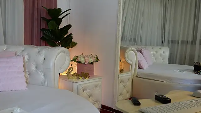 NinaCrystal1 online show from June 10, 7:40 am