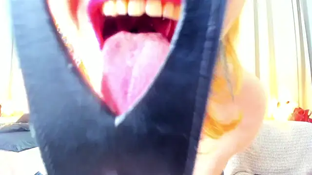 Snapshot of SquirtyAlisa chatting on September 24, 3:15 pm SquirtyAlisa online show from September 24, 3:15 pm