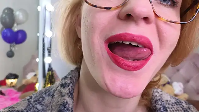 Snapshot of SquirtyAlisa chatting on October 28, 8:33 pm SquirtyAlisa online show from October 28, 8:33 pm