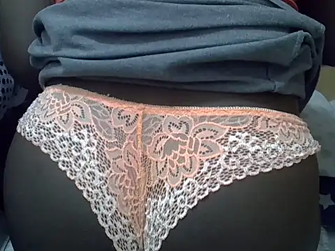 Snapshot of ebonyzoe chatting on May 1, 8:35 pm ebonyzoe online show from May 1, 8:35 pm