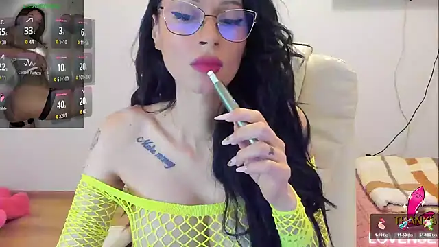 Snapshot of kissnicol32 chatting on April 6, 4:52 pm kissnicol32 online show from April 6, 4:52 pm