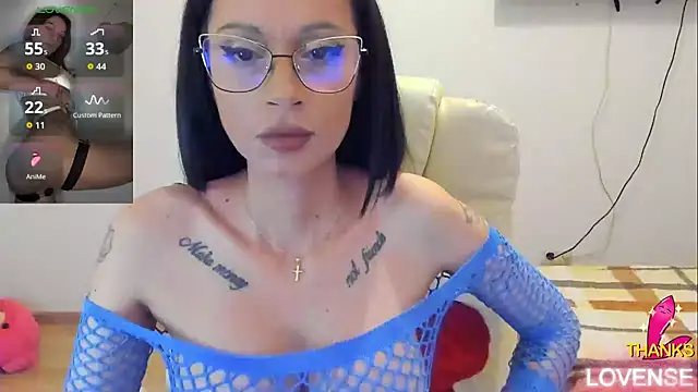 Snapshot of kissnicol32 chatting on May 13, 4:15 pm kissnicol32 online show from May 13, 4:15 pm
