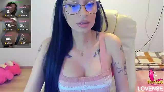 Snapshot of kissnicol32 chatting on May 28, 4:26 pm kissnicol32 online show from May 28, 4:26 pm