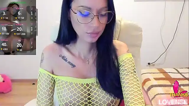Snapshot of kissnicol32 chatting on June 3, 4:01 pm kissnicol32 online show from June 3, 4:01 pm