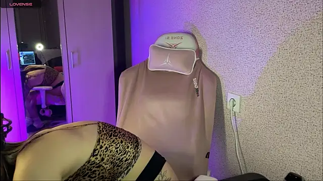 Snapshot of Katrin__kiss chatting on February 16, 4:21 pm Katrin kiss online show from February 16, 4:21 pm