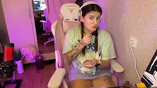 Snapshot of Katrin__kiss chatting on November 6, 4:52 pm Katrin kiss online show from November 6, 4:52 pm