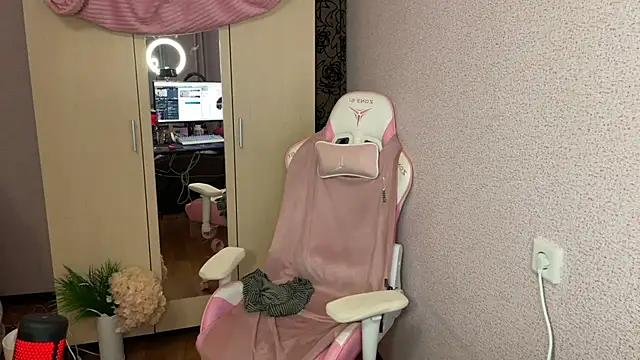 Snapshot of Katrin__kiss chatting on November 23, 9:14 pm Katrin kiss online show from November 23, 9:14 pm