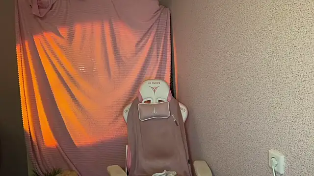 Snapshot of Katrin__kiss chatting on November 25, 5:35 pm Katrin kiss online show from November 25, 5:35 pm