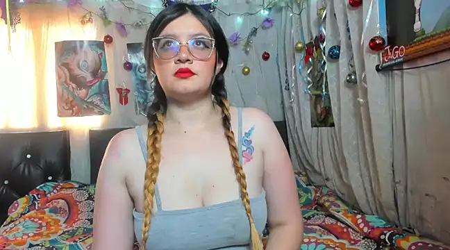 Snapshot of NinaGauther chatting on December 6, 5:33 pm NinaGauther online show from December 6, 5:33 pm